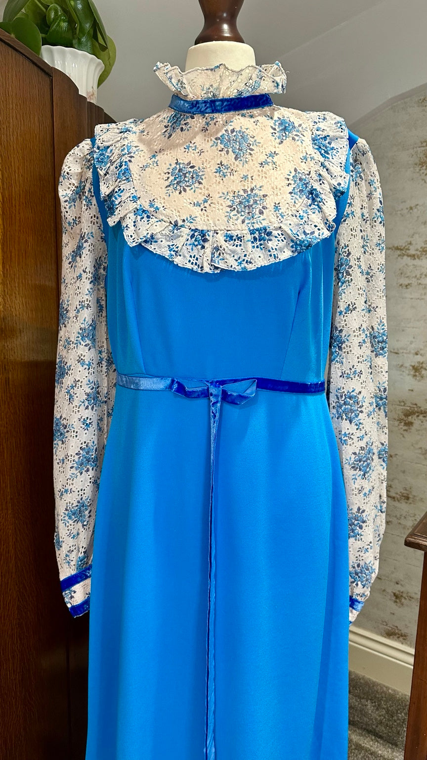 A72 vintage dress — garment detail
