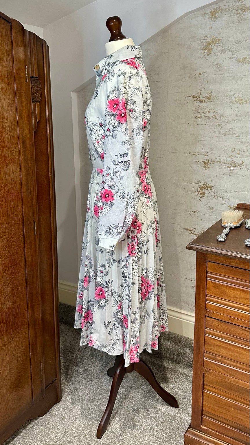 1970s Grey and Pink Floral Pleated Midi Dress — other side