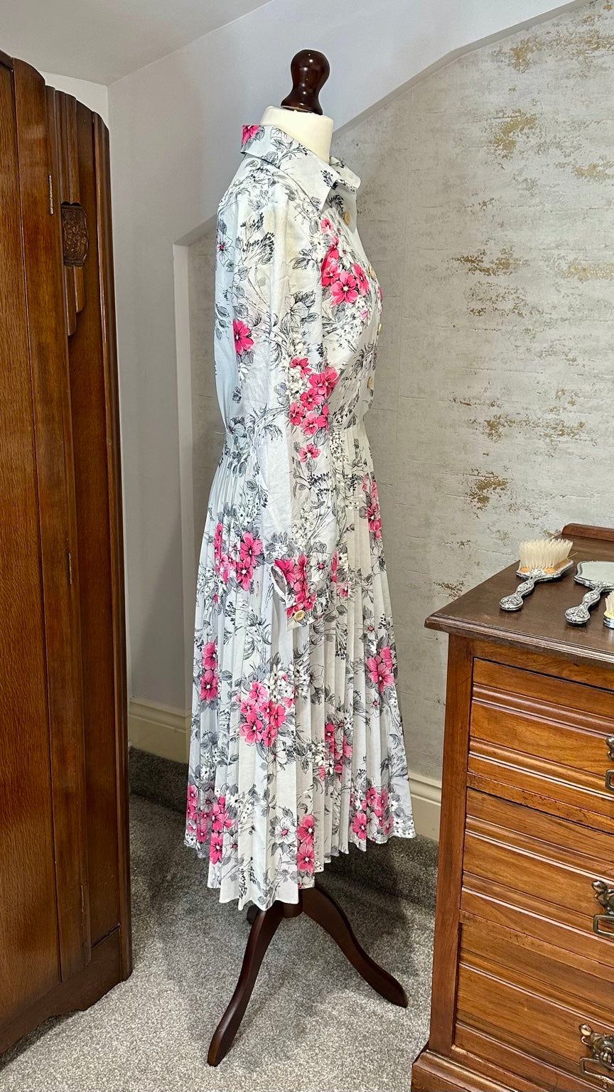 1970s Grey and Pink Floral Pleated Midi Dress — side
