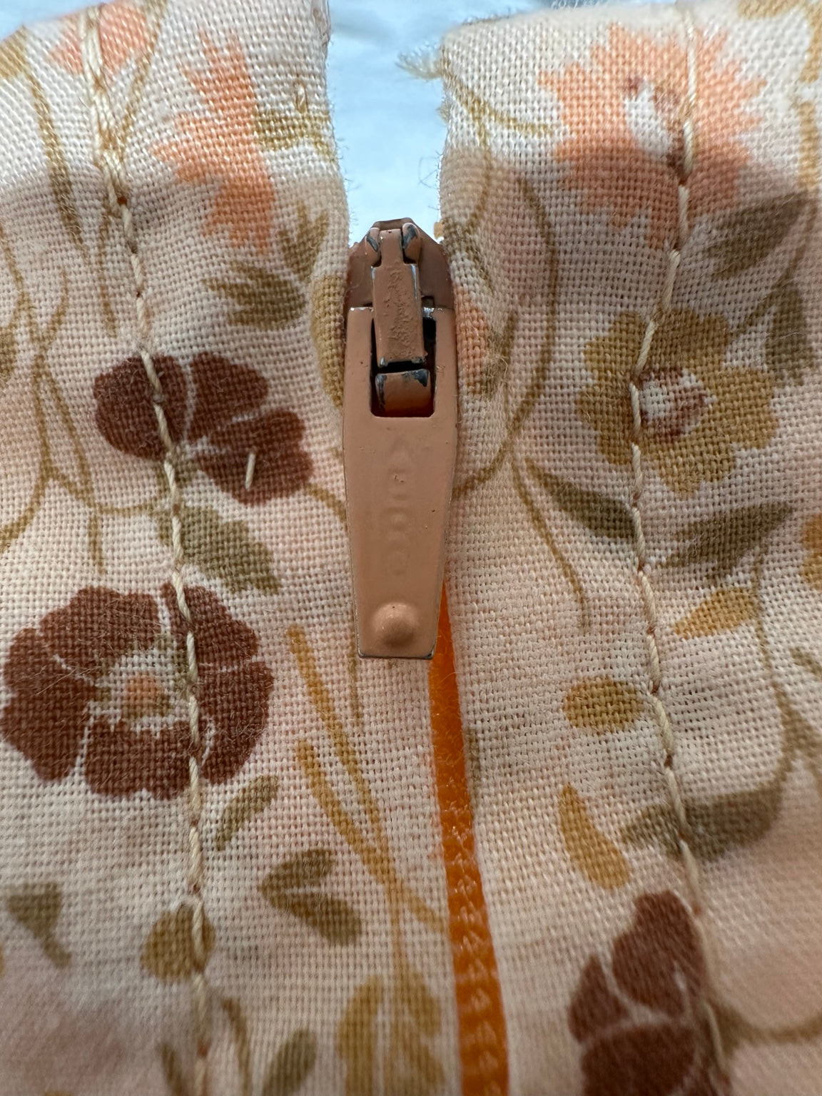 B22 peach floral dress original zip close-up