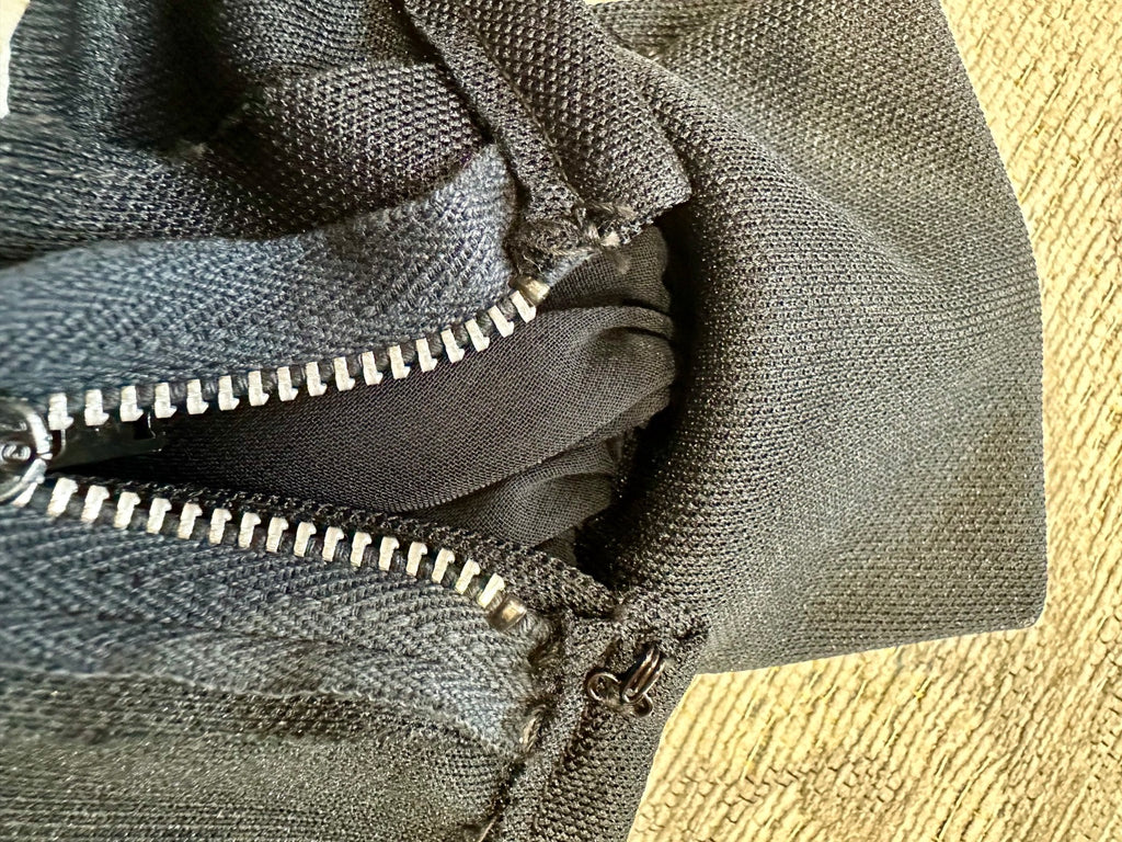 B56 back fastening — hook present, eye missing