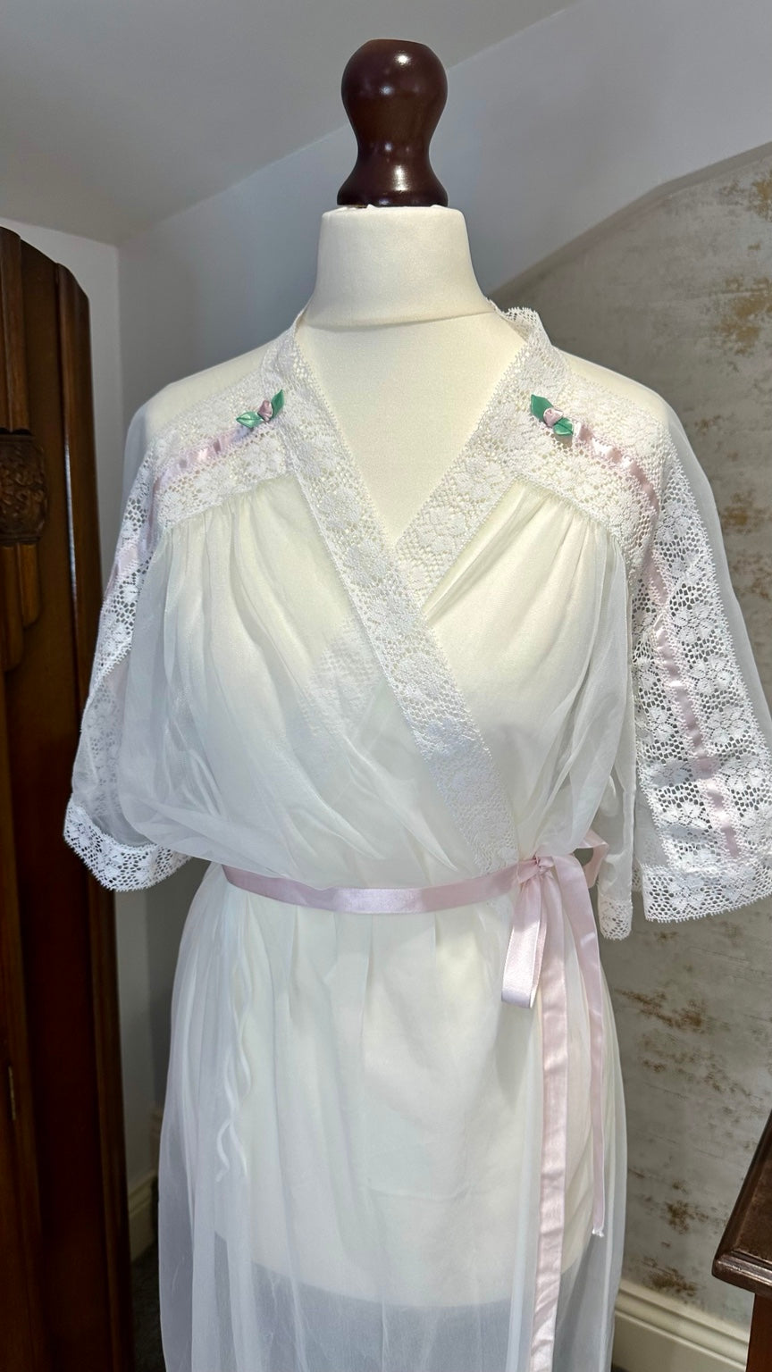 1970s Gilead Sheer White Lace Peignoir Robe — detail photo 3