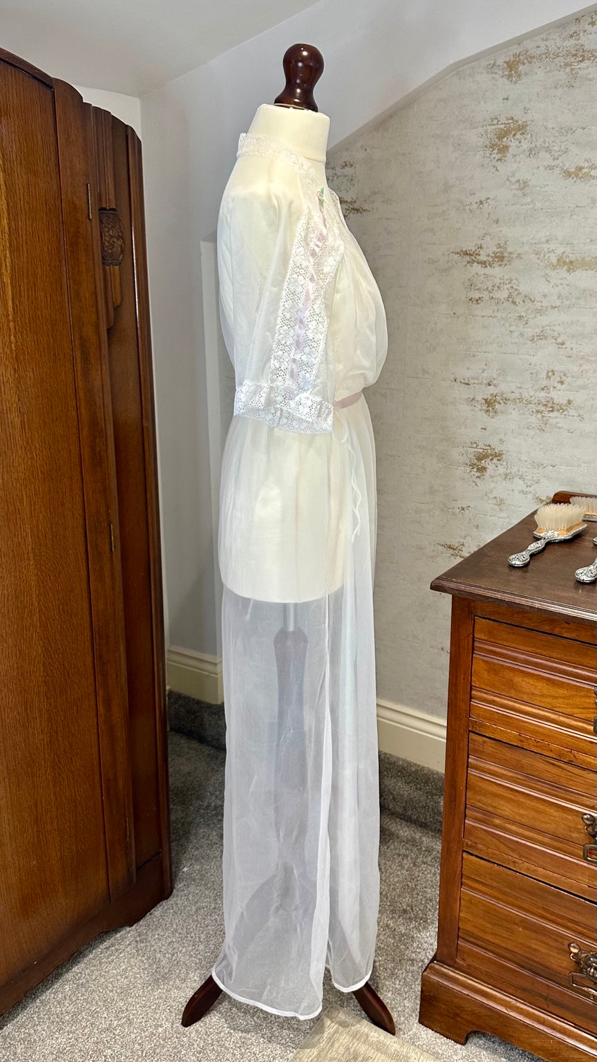 1970s Gilead Sheer White Lace Peignoir Robe — detail photo 4