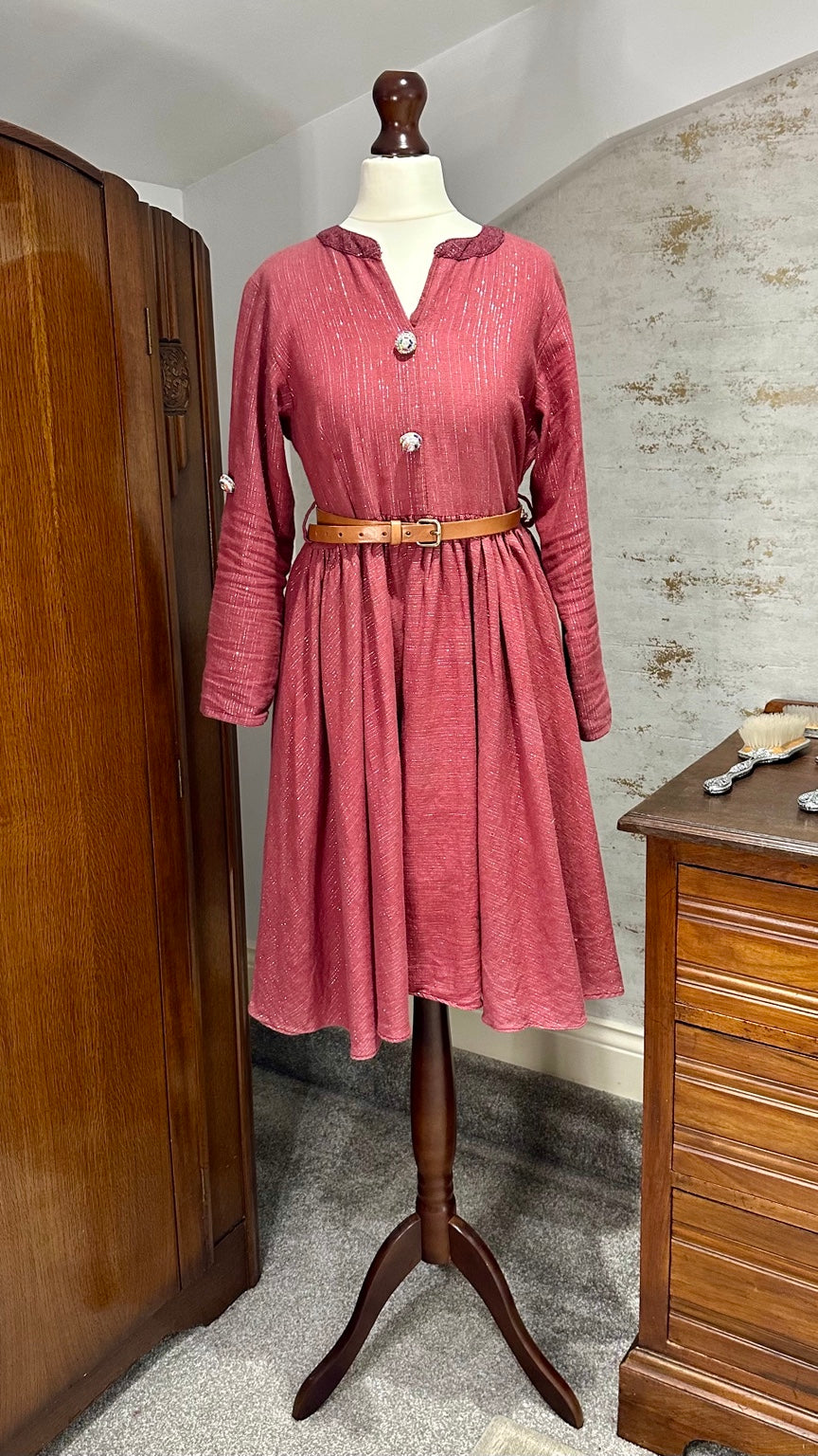 Vintage Rose Lurex Dress with Ornate Buttons — photograph 4