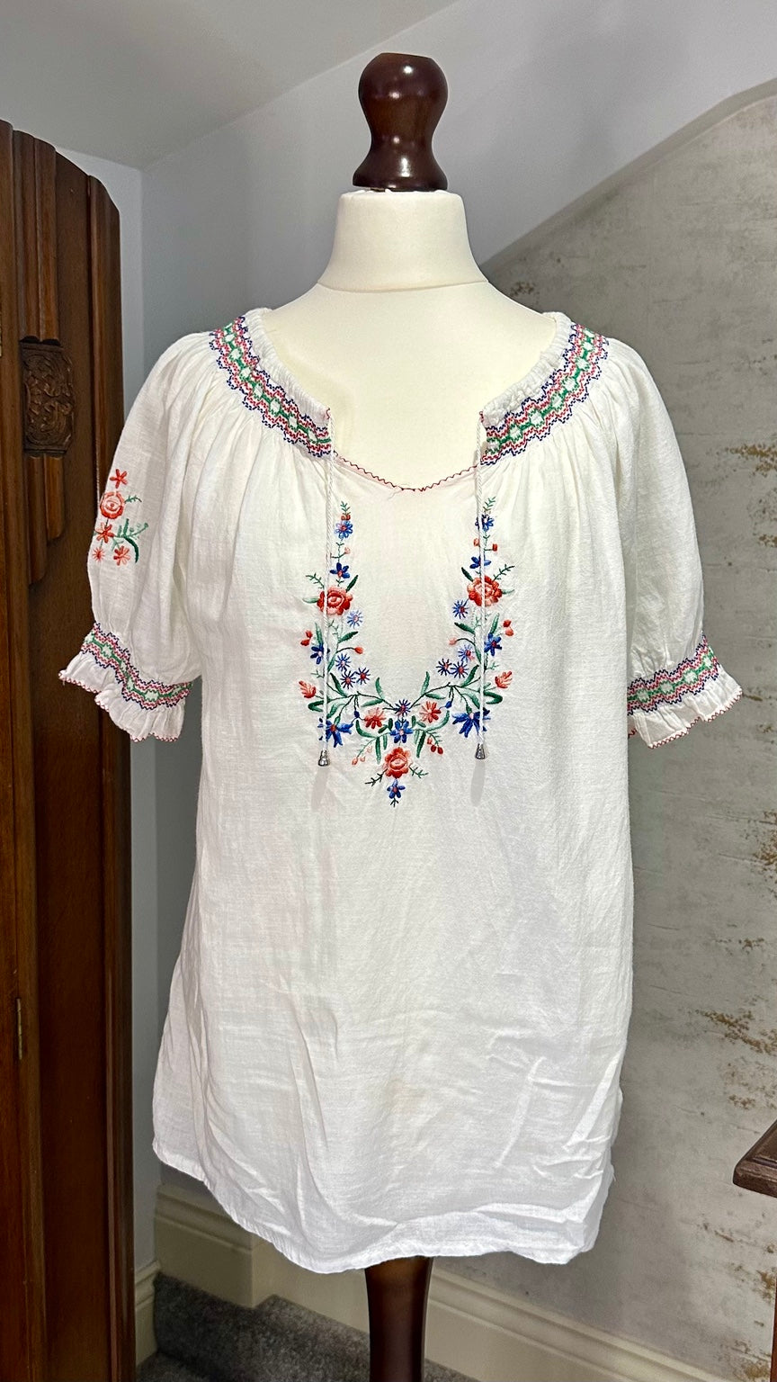 Vintage 1970s Greek Floral Embroidered White Peasant Blouse